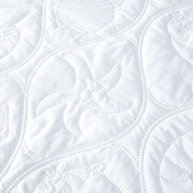 White quilted cotton air-permeable waterproof bed protector.