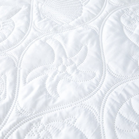 White quilted cotton air-permeable waterproof bed protector.